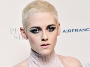 Szörnyen bizarrul néz ki a kopasz Kristen Stewart