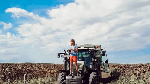Stílus mindenek felett határszemle közben is: Sportos és kényelmes ruhadarabokat választott mára Tóth Diána, a Farmer lánya