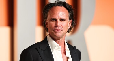 Szemeket eltakarni! A Fehér Lótusz 53 sztárja egy szál fecskében pózol a címlapon