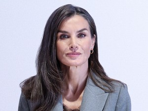 Letícia spanyol királyné legújabb portréja valami álomszép, messze felülmúlja az angol királyi családot