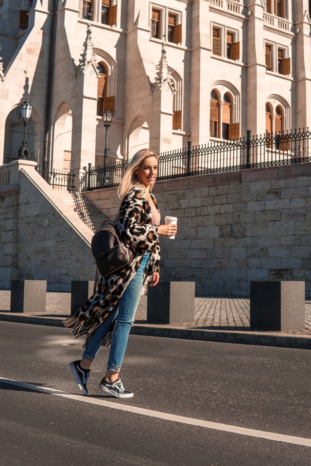 Ember Csilla ma egy szuper poncsós szettet mutat nekünk