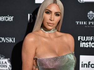 Kim Kardashian testét CSAK glitter borítja! Semmi más...