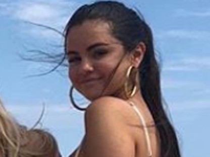Selena Gomez fenékvillantós fürdőrucis fotókon mutatta meg, hogy majd kicsattan a boldogságtól