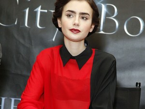 Phil Collins lánya dögös csizmában is elragadóan bájos