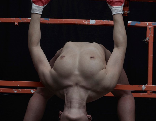 Szakadt harisnyák, szemét, fenékmutogatás és meztelenkedés Kanye West új kollekciójában