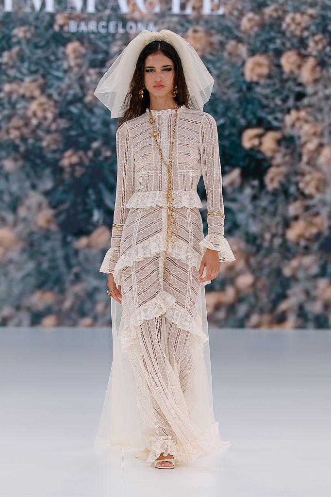 Bohém menyasszonyi ruhák - A bohém trend 2026-ban hivatalosan is utat tört magának a menyasszonyi ruhák világában. (Immaclé)