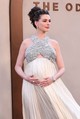Anne Hathaway igazi görög istennőként ragyogott az Odüsszeia New York-i premierjén, ahol ebben a lélegzetelállító, lágy esésű, redőzött fehér estélyiben lépett a vörös szőnyegre.