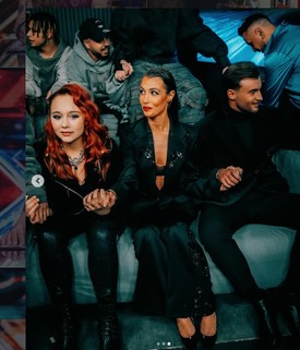 De a melltartó + blézer kombinációt már a tavalyi évadban is bevállalta, akkor egy fekete szettben vonzotta magára a tekinteteket. 