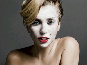 Pirosra festett mellbimbó, egy szál bugyi - Lady Gaga levetkőzött