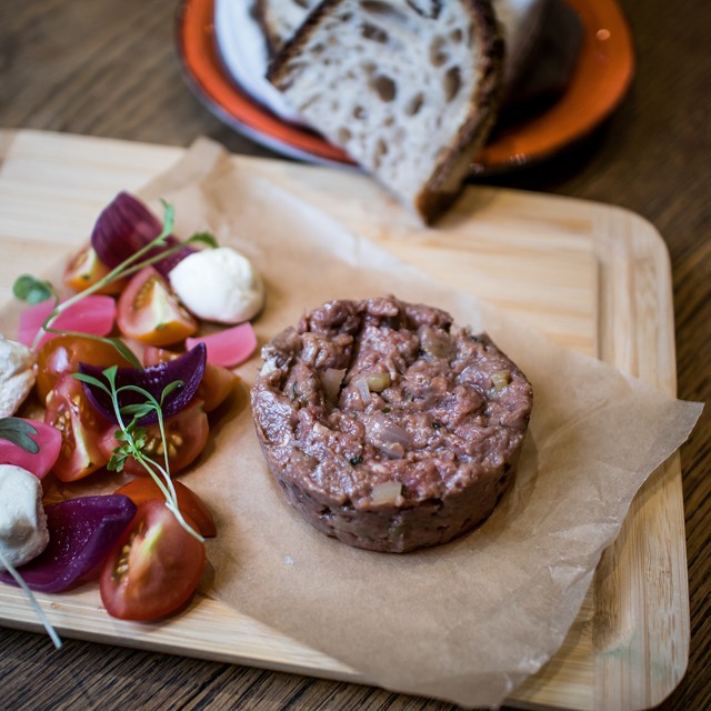 Dobka tatár beafsteak, kovászos kenyér