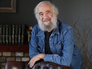 Mérő László: „A mesterséges intelligencia mindent elintéz helyettünk – és ez veszélyesebb, mint hinnénk”