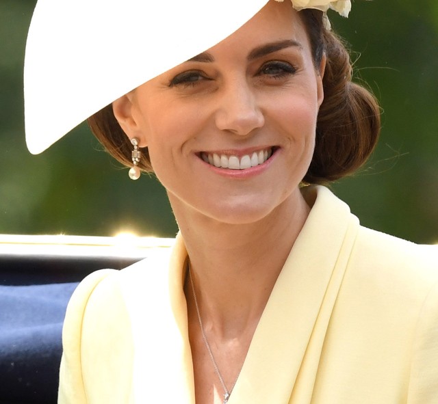 Kate Middleton volt a legfeltűnőbb a királynő születésnapján: ez a sárga kalap nem semmi