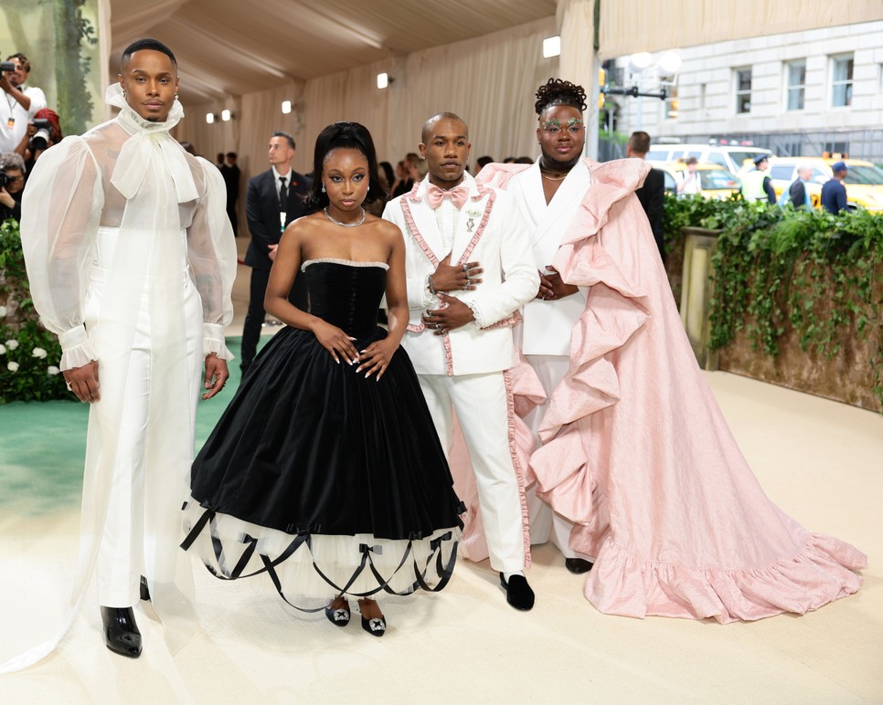 Bár a férfiak sokszor választják a klasszikus fekete öltönyt a Met-gálára, ez nem minden esetben van így (Avery Wilson, Nichelle Lewis, Phillip Johnson Richardson és Kyle Ramar Freeman a tavalyi eseményen)