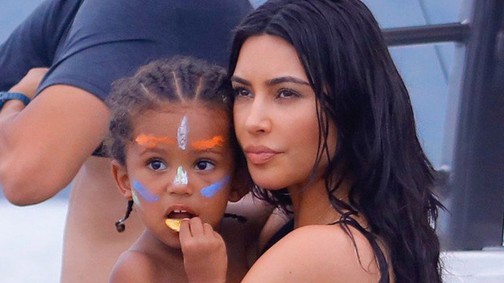 Ez forró: Kim Kardashian fürdőruhája brutálszexi