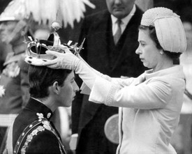 1969 július 1-jén Erzsébet királynő koronát helyez a walesi herceg fejére