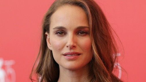 Natialie Portman ruhája olyan, mintha a magyar népi viselet ihlette volna