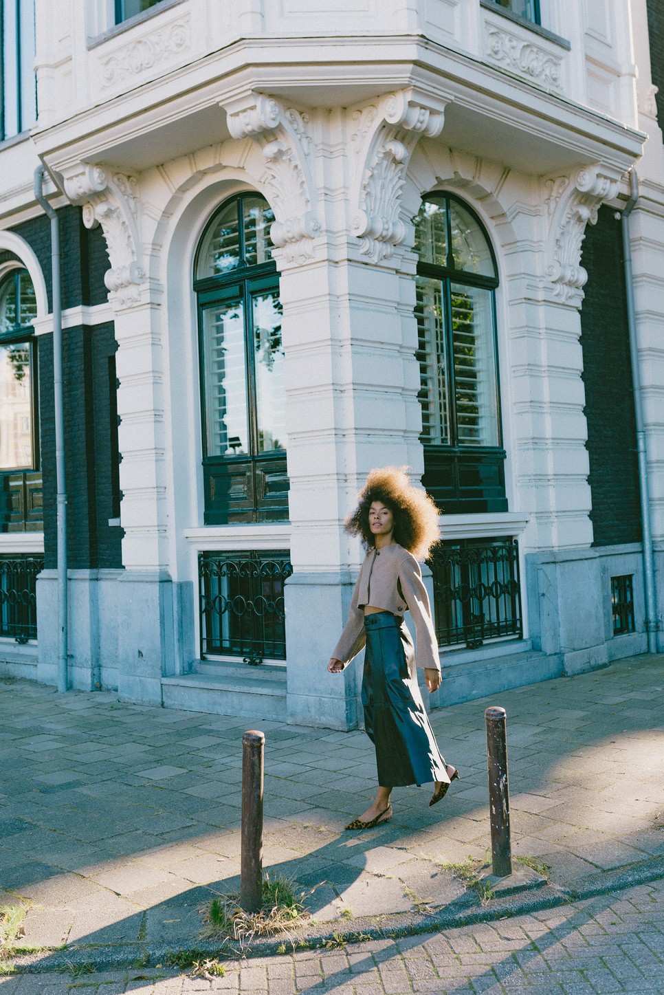 Semleges tónusok az időtlen és kifinomult stílus oltárán Blézer COS 47 500 Ft Bőrszoknya és cipő MASSIMO DUTTI 109 995 Ft, 39 995 Ft