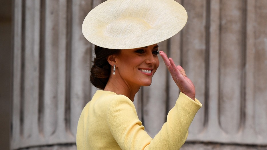 Katalin hercegné a királynő egyik kedvenc színében ünnepel Londonban