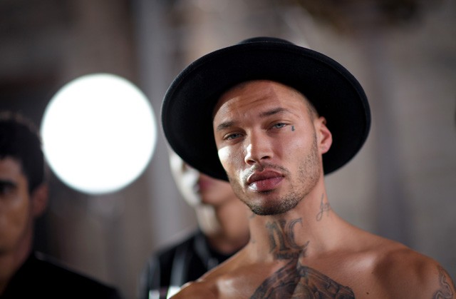 A börtönből szabadult modell felesége válni akar, a sajtóból tudta meg, hogy férje csalja