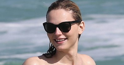 A transznemű modell boldogan monokinizett a strandon