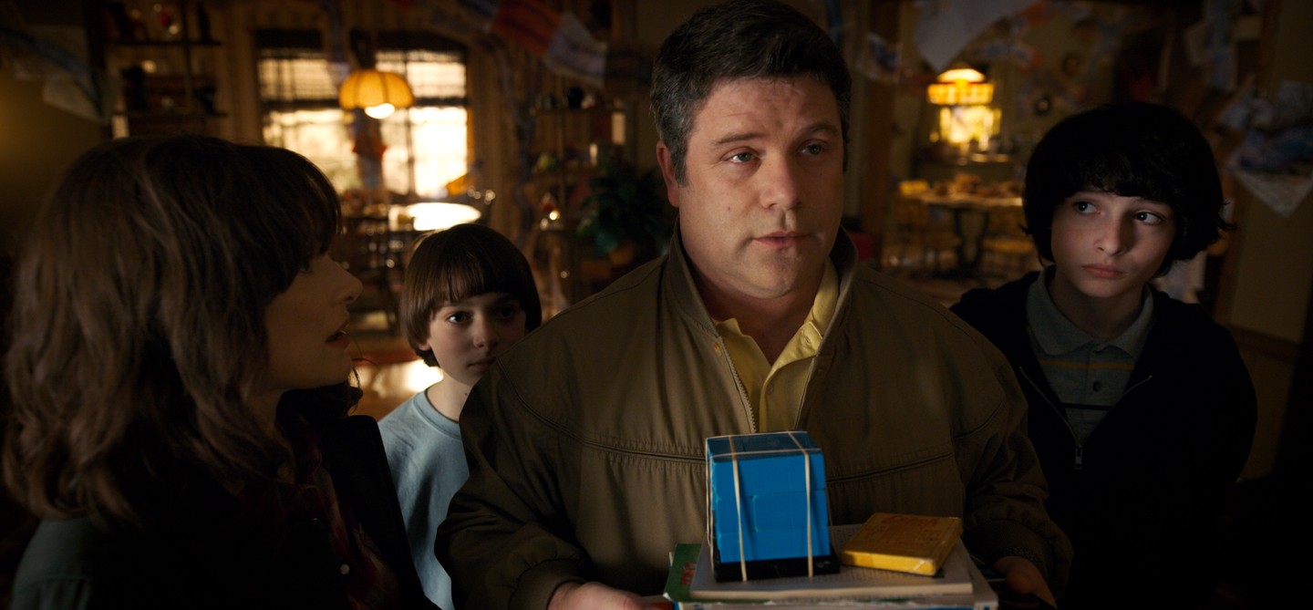 Sean Astin játszotta Bob Newby szerepét, a szerethető jófiút, aki Joyce-szal alkotott egy párt a Stranger Things 2. évadában. Sean azonban közel állt ahhoz, hogy egy másik karaktert alakítson: eredetileg Murray Bauman magánnyomozó szerepére jelentkezett, amit végül Brett Gelman kapott meg. 
