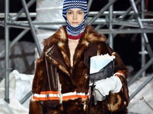 Pattogatott kukoricán vonultak a modellek a Calvin Klein bemutatóján!