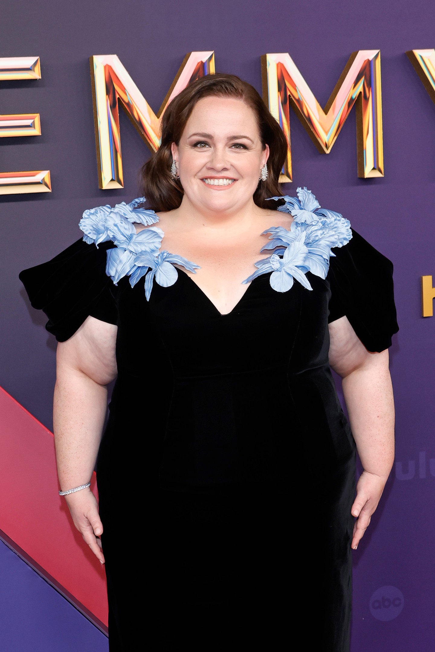 Az este egyik legnagyobb győztese egyértelműen a Szarvasbébi című sorozat volt, Jessica Gunning színésznő pedig bebizonyította, milyen egészen izgalmas kombinációt nyújt a fekete és a kék. A sorozatban talán félelmetes arcát mutatta meg, most azonban bebizonyította, mennyire gyönyörű az életben.