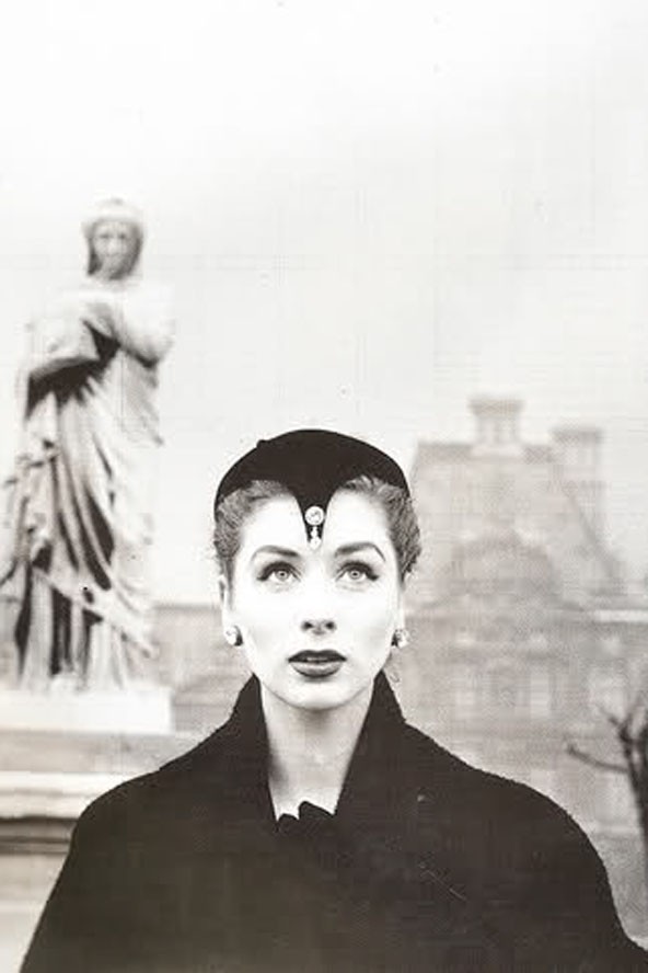 A Harper´s Bazaar magazinban Louise Dahl-Wolfe kamerája előtt.