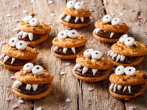 Napi recept: halloweeni csokis-mogyorókrémes keksz