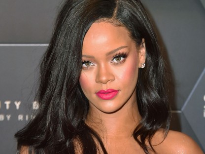 Szerdánként Rihanna is rózsaszínt visel, ráadásul latexet