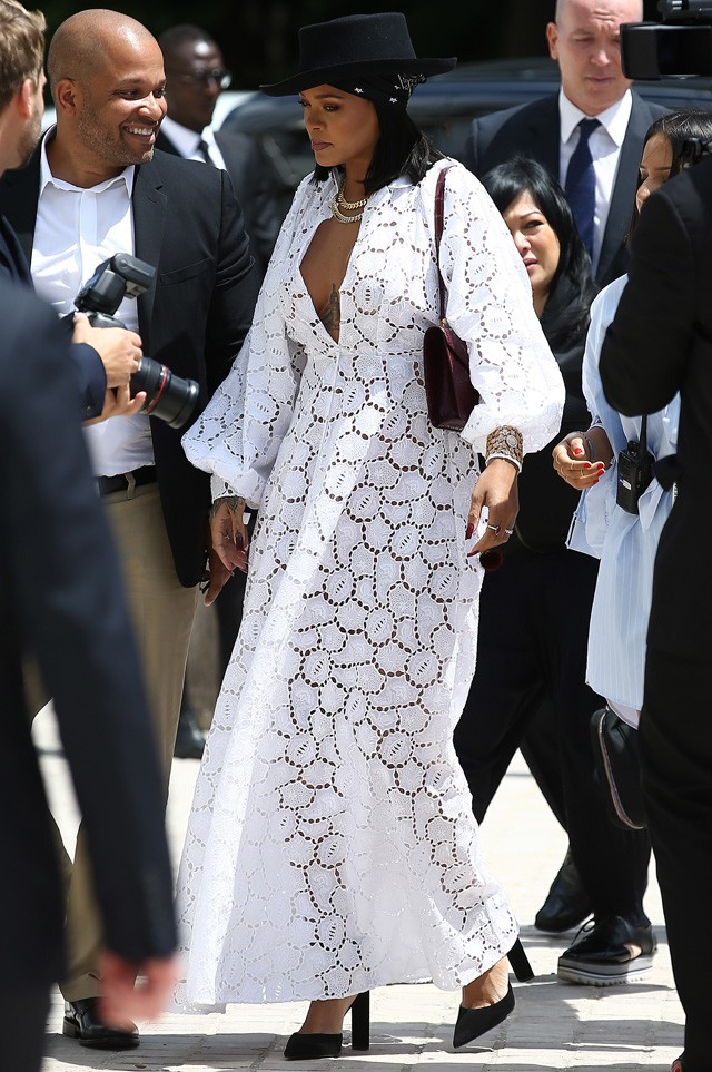 Rihanna horgolt Dior ruhában