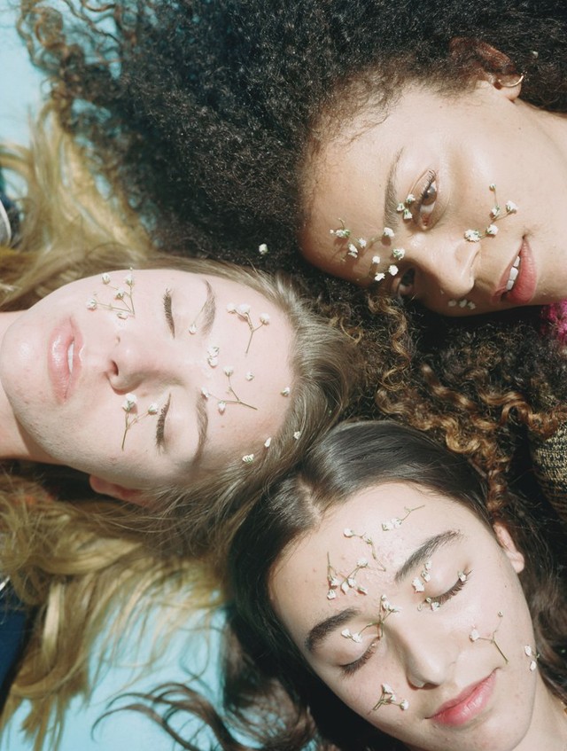 Ez a két művész nem eltünteti, hanem kiemeli a pattanásokat