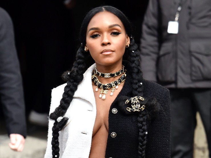 Janelle Monae ékszerekkel díszített fonatokban a Chanel show-n tavaly.