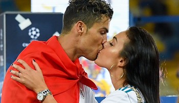 Cristiano Ronaldo és barátnője 10 év után összeházasodtak, Georgina álomszép menyasszony volt