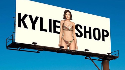 Kylie Jenner lenyúlta egy másik márkától azokat a cuccokat, amikkel most kaszál