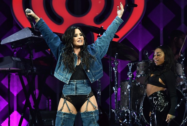 Demi Lovato karácsonyi fellépése