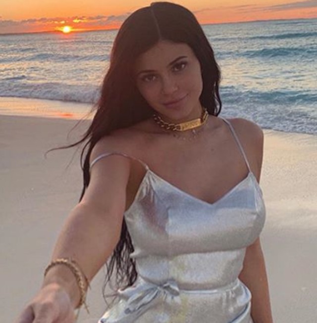 Egy átlagos testalkatú lány Kylie Jenner ruháiban úgy néz ki, mint egy Teletubby