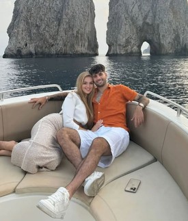 Hajózás Capri ikonikus sziklái között: Szoboszlai Dominik és Buzsik Borka utazásainak egyik legemlékezetesebb állomása egyértelműen az olaszországi Capri szigete volt, ahol egy privát jacht fedélzetéről élvezték a lenyűgöző panorámát. A háttérben magasodó, világhírű Faraglioni-sziklák tökéletes és hamisítatlan luxuskulisszát biztosítottak a szerelmesek pihenéséhez.