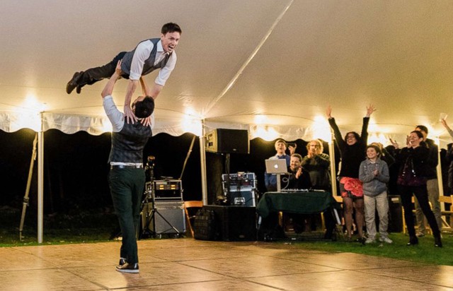 Úristen! Ennek a meleg párnak az esküvői táncától megőrülsz