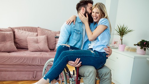 „Bár nincs erekciója, így is nagyon élvezetes vele a szex” -  Nők meséltek, milyen egy kerekesszékes férfival az ágyban