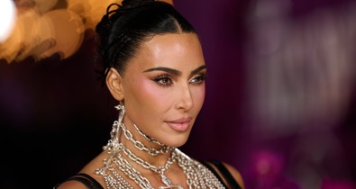 Kim Kardashian két meztelenruhában is felrobbantotta az internetet, nem tudjuk eldönteni, melyik az arcpirítóbb