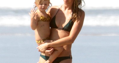 Anya-lánya bikinivetélkedés