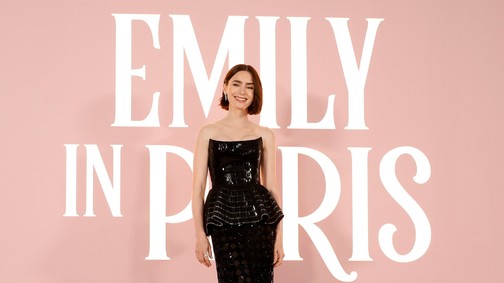 Lily Collins is bevállalta a pucérruhát: ilyen merész szettben még sosem láthattuk az Emily Párizsban színésznőjét
