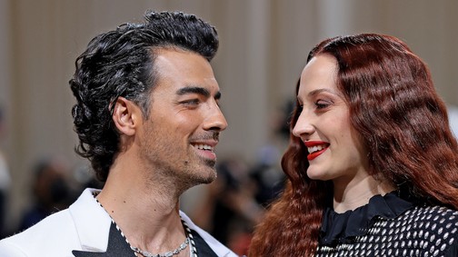 A várandós Sophie Turner és Joe Jonas szolgáltatták a gótikus sikket a Met gálán