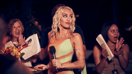 Miley Cyrus fehérneműben pózol a brit Vogue címlapján