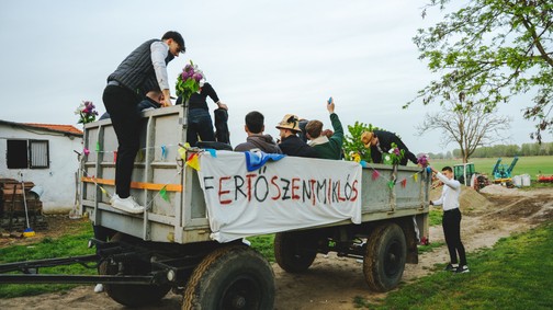 A húsvéti locsolkodást eddig ciki volt szeretni, a fiatal magyar fotós képeinek hála új értelmet kap a hagyomány