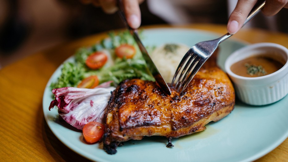 A réteges fűszerezés folyamata során a fűszereket több lépésben, főzés közben adják a séfek az ételhez, így komplexebb ízélmény jön létre