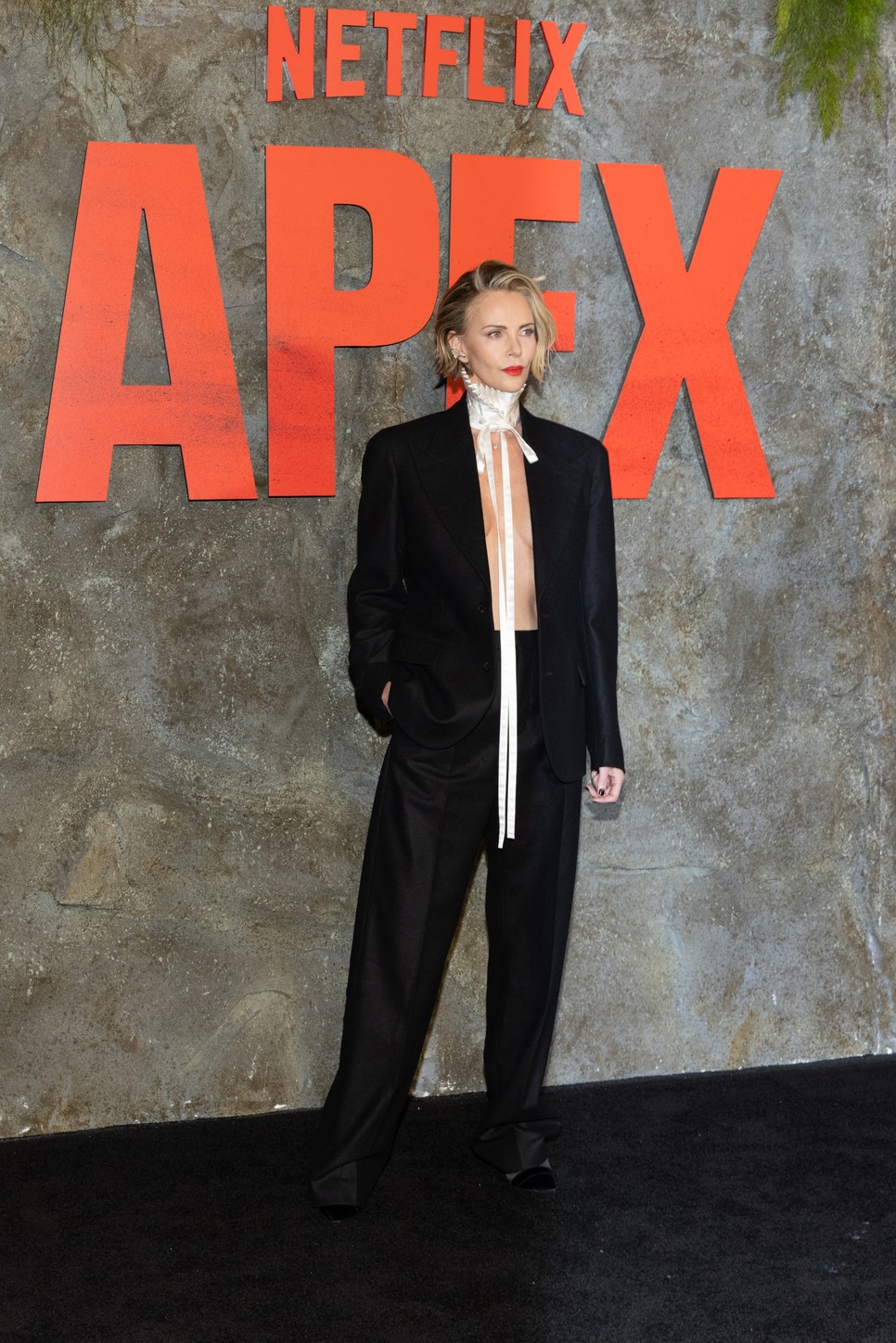 Charlize Theron melltartó nélkül ragyogott a vörös szőnyegen