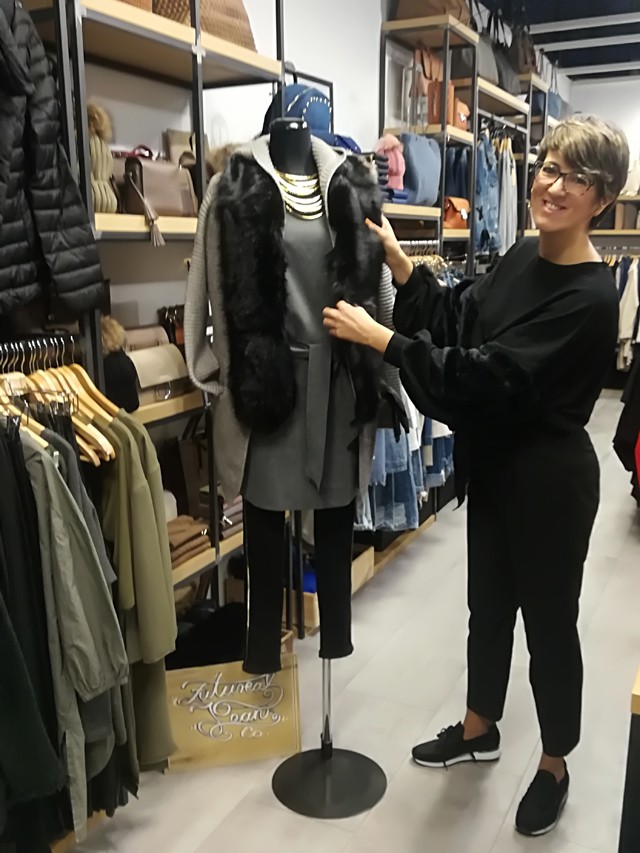 Kákonyi Dóra ma is nagyon csinos szőrmebetétes pulcsijában!