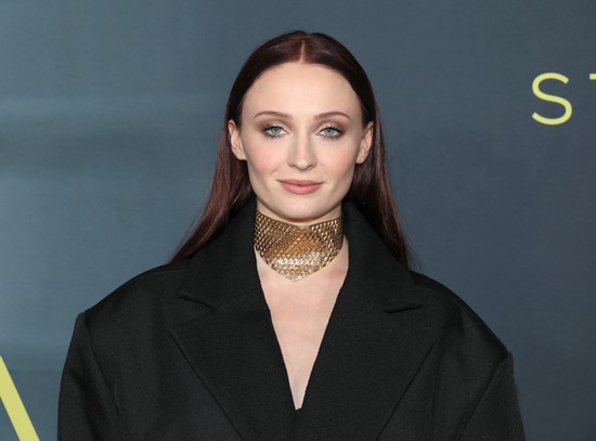 Sophie Turner óriászakója a legmenőbb kismamaruha, amit valaha láttunk